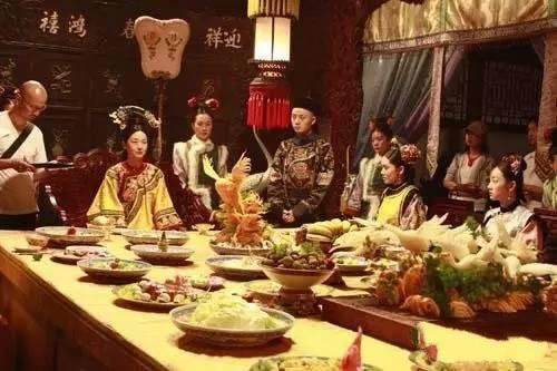 德龄|慈禧吃一次饭，会布约150道菜，一道菜再可口，也决不能吃过三口