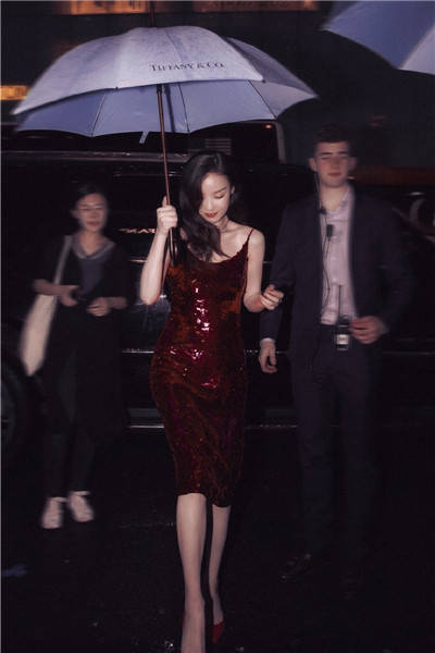 仙女|吊带裙夏日小仙女必备！倪妮身着身复古吊带长裙气质满满！