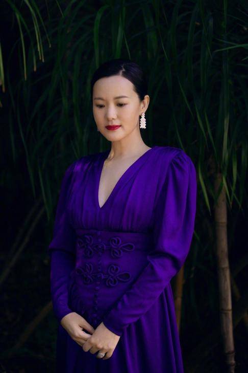 王丽云|49岁咏梅摘得影后桂冠，故意穿紫色长裙气场强大，果然一夜爆紫