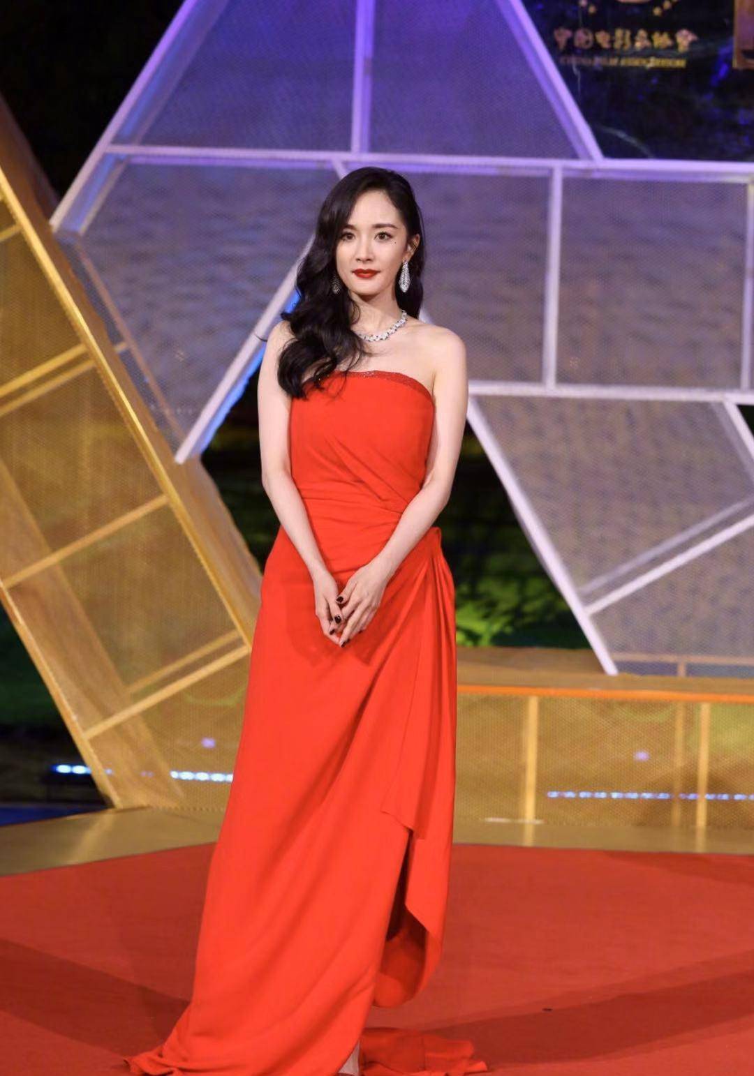 姚晨|金鸡生图!赵薇大方脸姚晨发福,刘晓庆贵气,马伊利镂空裙艳压全场