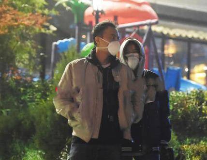 张佳宁|叶祖新和张佳宁恋爱后罕见同框，身穿同款卫衣挽手闲逛超甜蜜