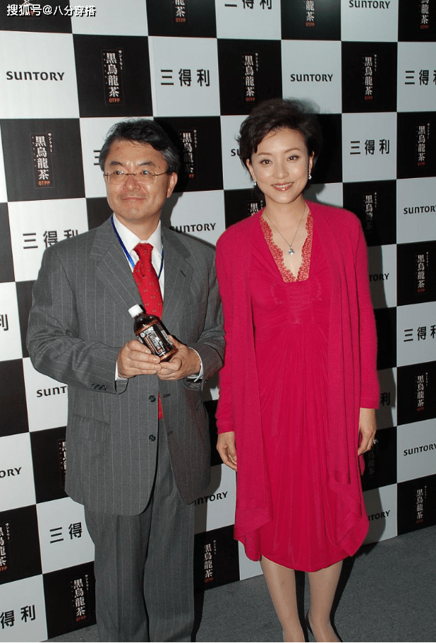 魅力|杨澜的气质模仿不来，穿玫红色连衣裙成熟优雅，魅力不输女明星