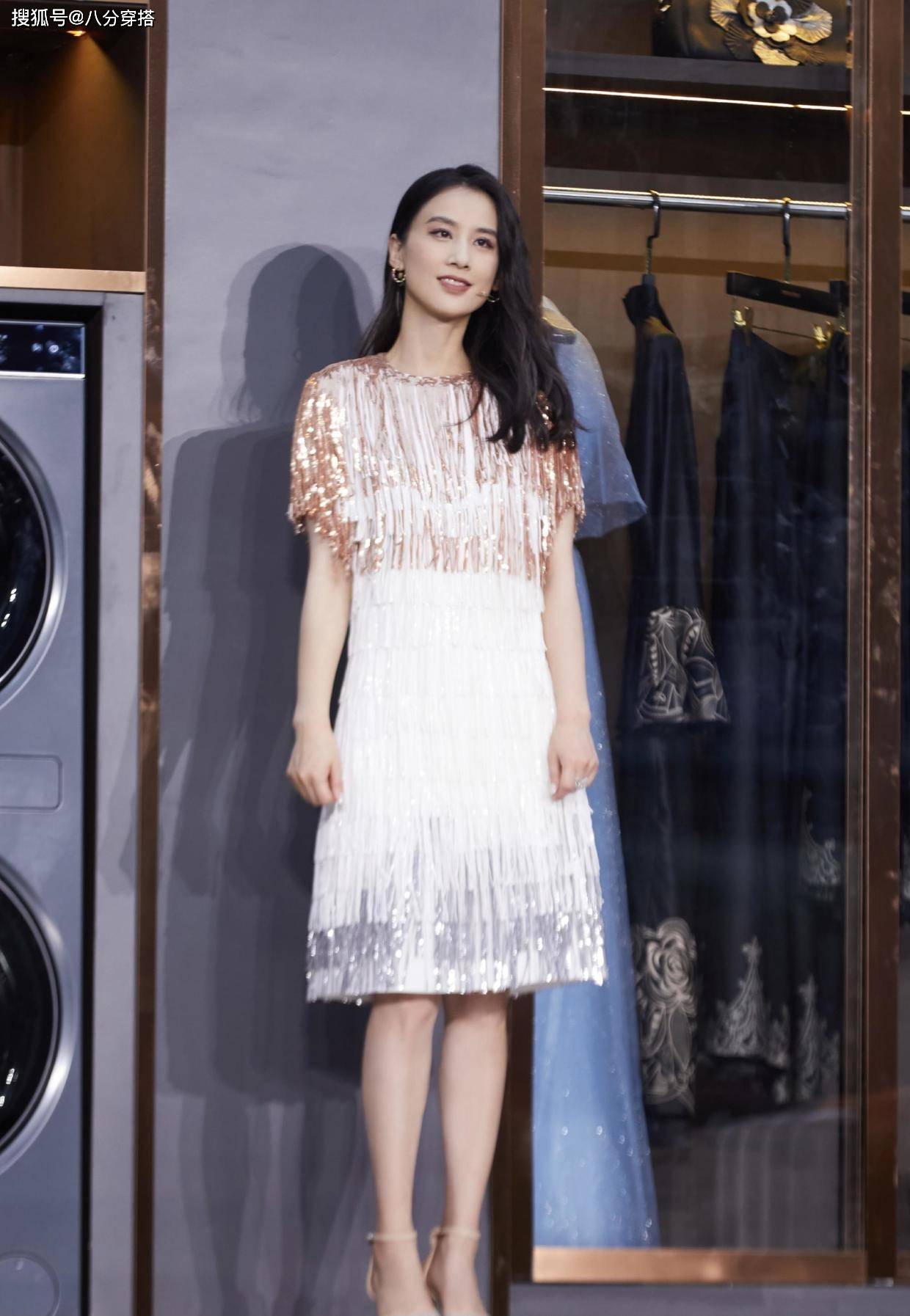出圈|黄圣依又美出圈，一袭白色蕾丝裙优雅温柔，这身材真不像俩娃妈