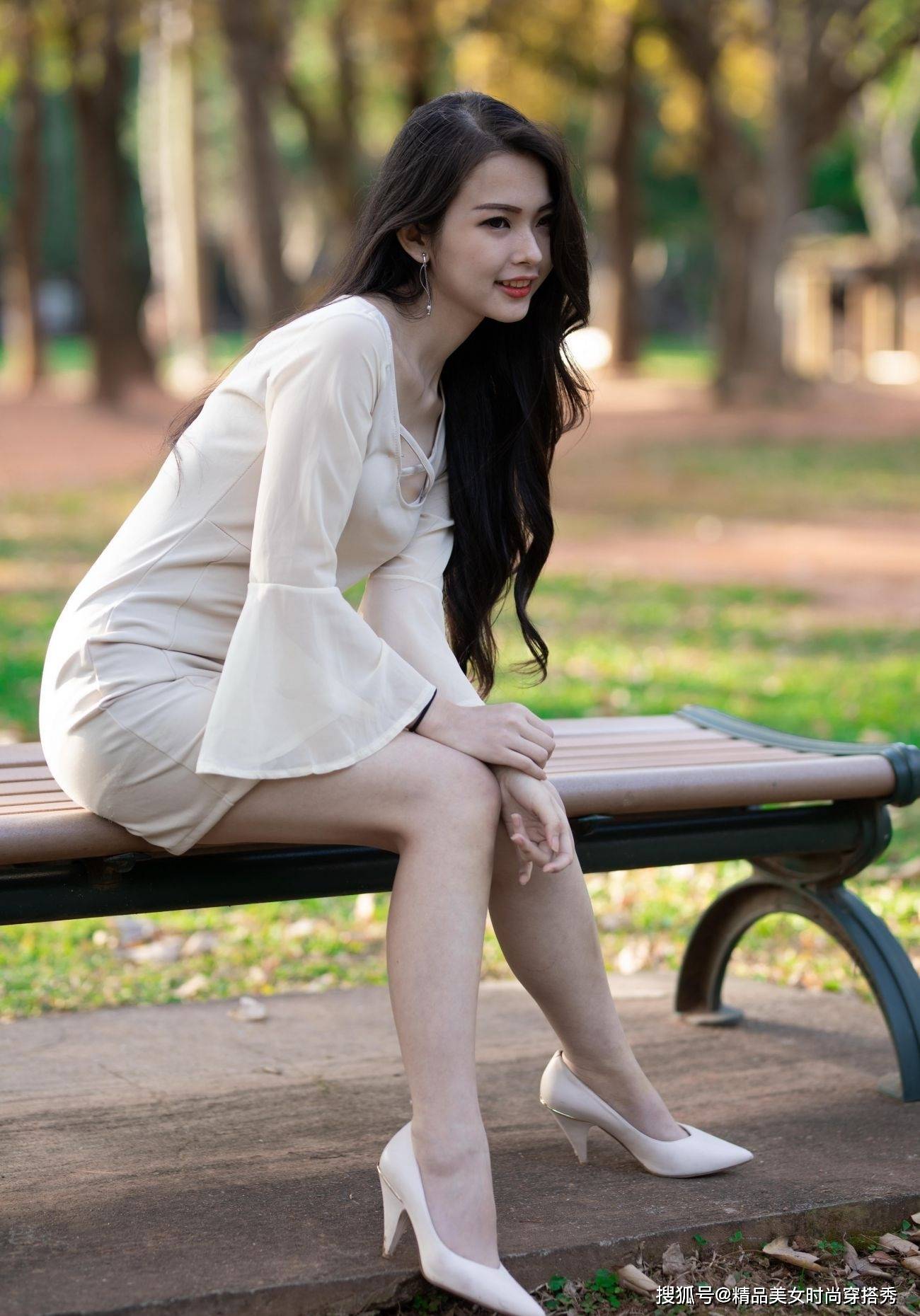妹纸|简约米色连衣裙，无需任何的装饰也能尽显优雅的甜美感觉