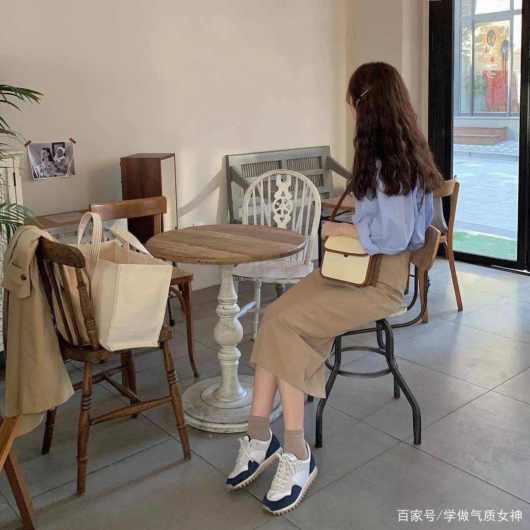 黑色|裙子里穿什么？现在这么穿才时髦！