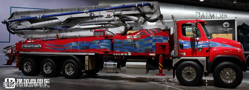 福莱纳10 6混凝土泵车实拍 带您见识美式长头工程车的布局构造 车辆