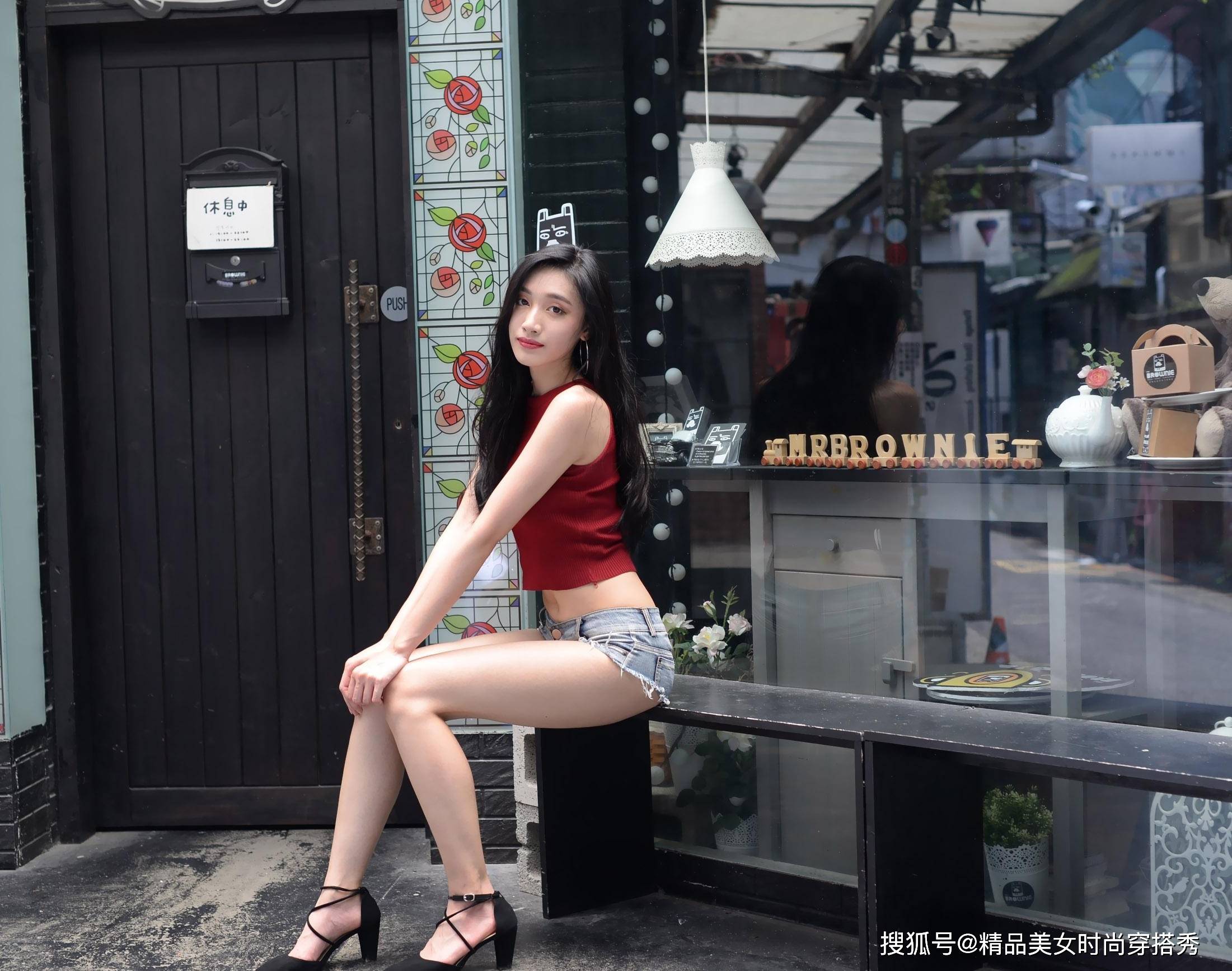魅力|可纯可欲甜美小心机，牛仔短裤知性而优雅，简约而不失魅力