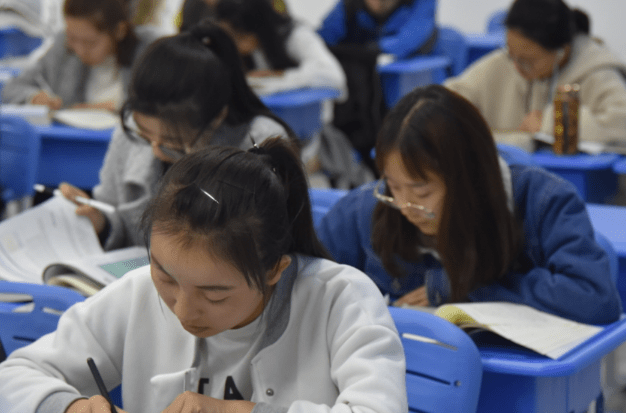 原创一群学霸聚集一起了！本科毕业后全班接着当研究生同学