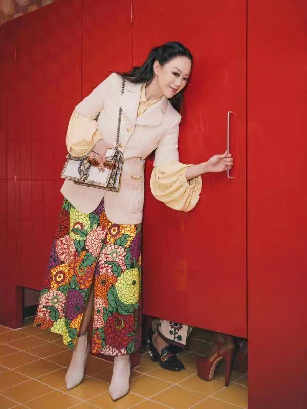 贵妇|被章小惠的“贵妇感”惊艳，穿西装配彩色印花裙，高贵又洋气