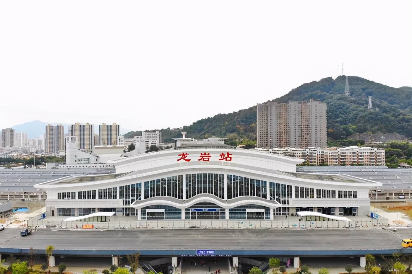 中国9小时建成火车站,1500余名工人同时作业,外媒:中国速度_我国