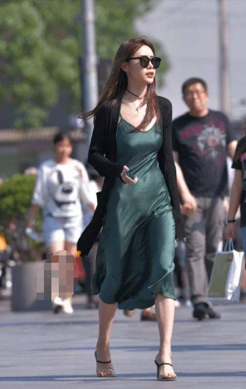 设计|墨绿色真丝裙搭配黑色针织衫，美得高级，时尚又亮眼！