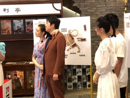 西装革履|郎朗夫妇合体亮相尽显恩爱 吉娜穿印花长裙甜美优雅