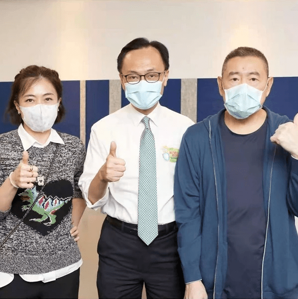 甘比|甘比穿搭也太潮了吧,41岁好像个女大学生,和刘銮雄同框似父女