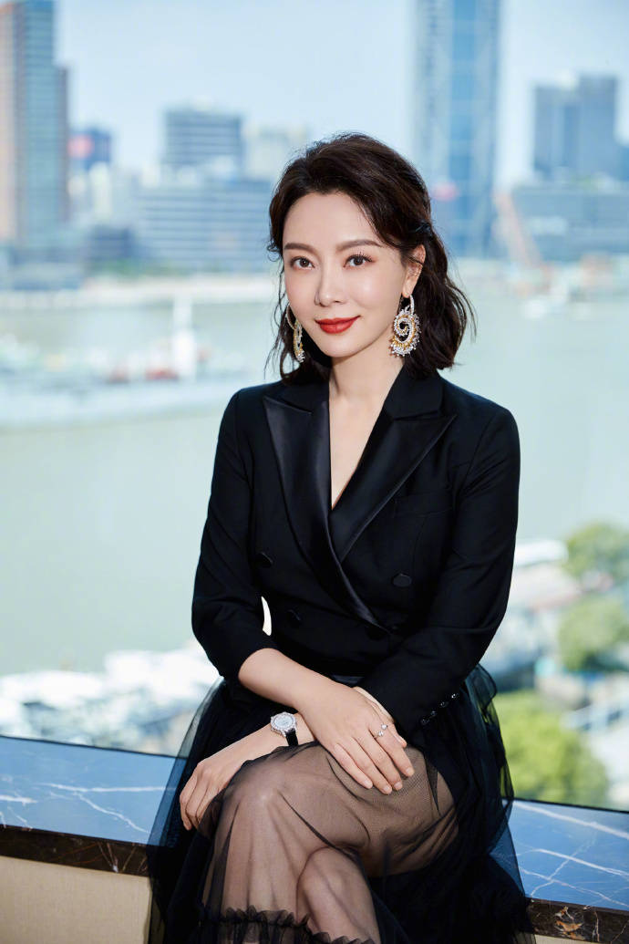 黑色|陈数从42岁美回24岁,不穿裙装也有范儿,白衬衫搭粉色香包太时尚