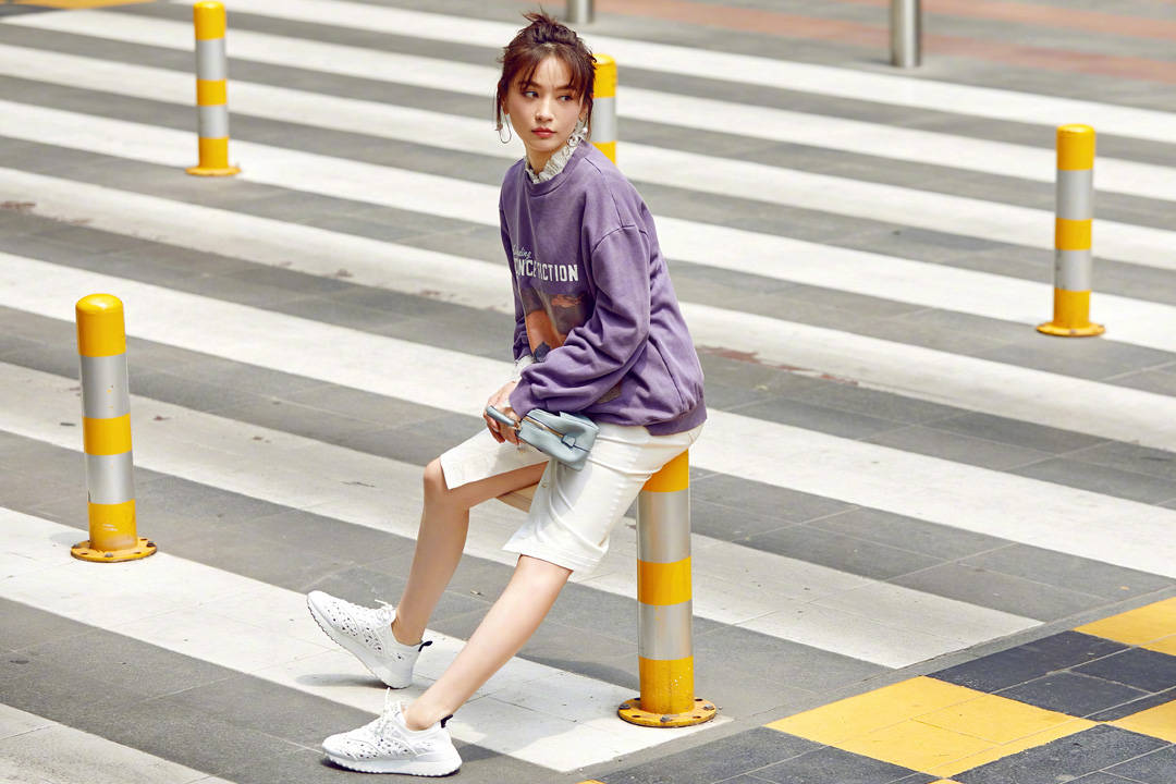 卫衣|初秋想要穿出少女感，光会装嫩可不行，卫衣+裙子清爽干净又时髦