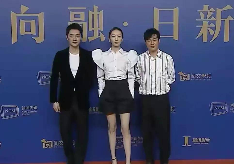 黑色|童瑶倪妮现身发布会！童瑶黑白配又壮又土气，倪妮内衣外穿更撩人