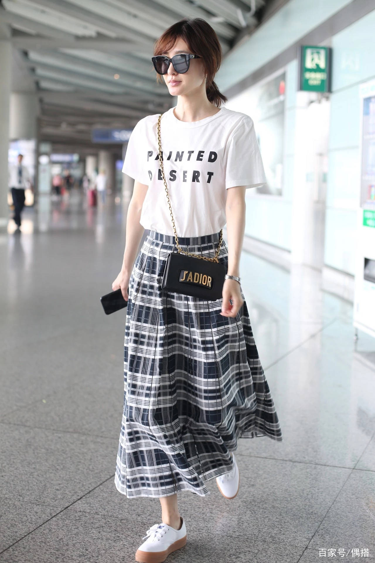 张俪|陈赫娇妻张子萱厉害了！T恤搭印花长裙，减龄时髦，35岁美回25岁