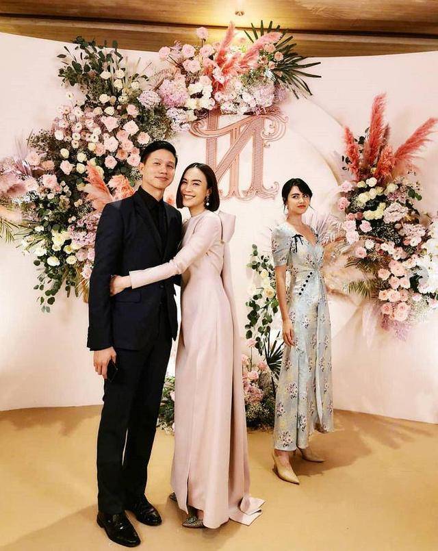 Mai|泰国女星Mai穿印花裙参加好友婚礼，优雅气质抢尽新娘风头