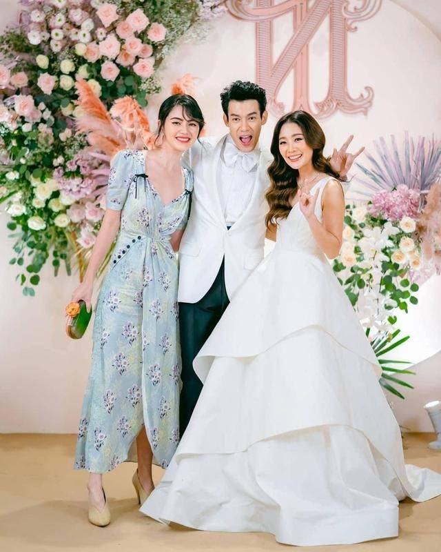 Mai|泰国女星Mai穿印花裙参加好友婚礼，优雅气质抢尽新娘风头