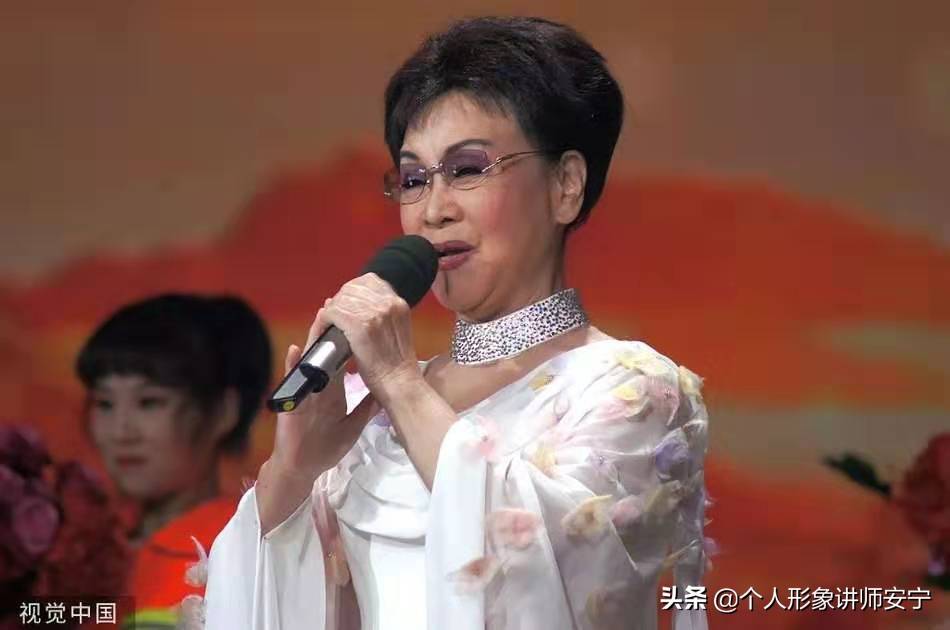 李谷一|75岁歌唱家李谷一保养太好了！穿小仙女裙很清纯，未修图只像40岁