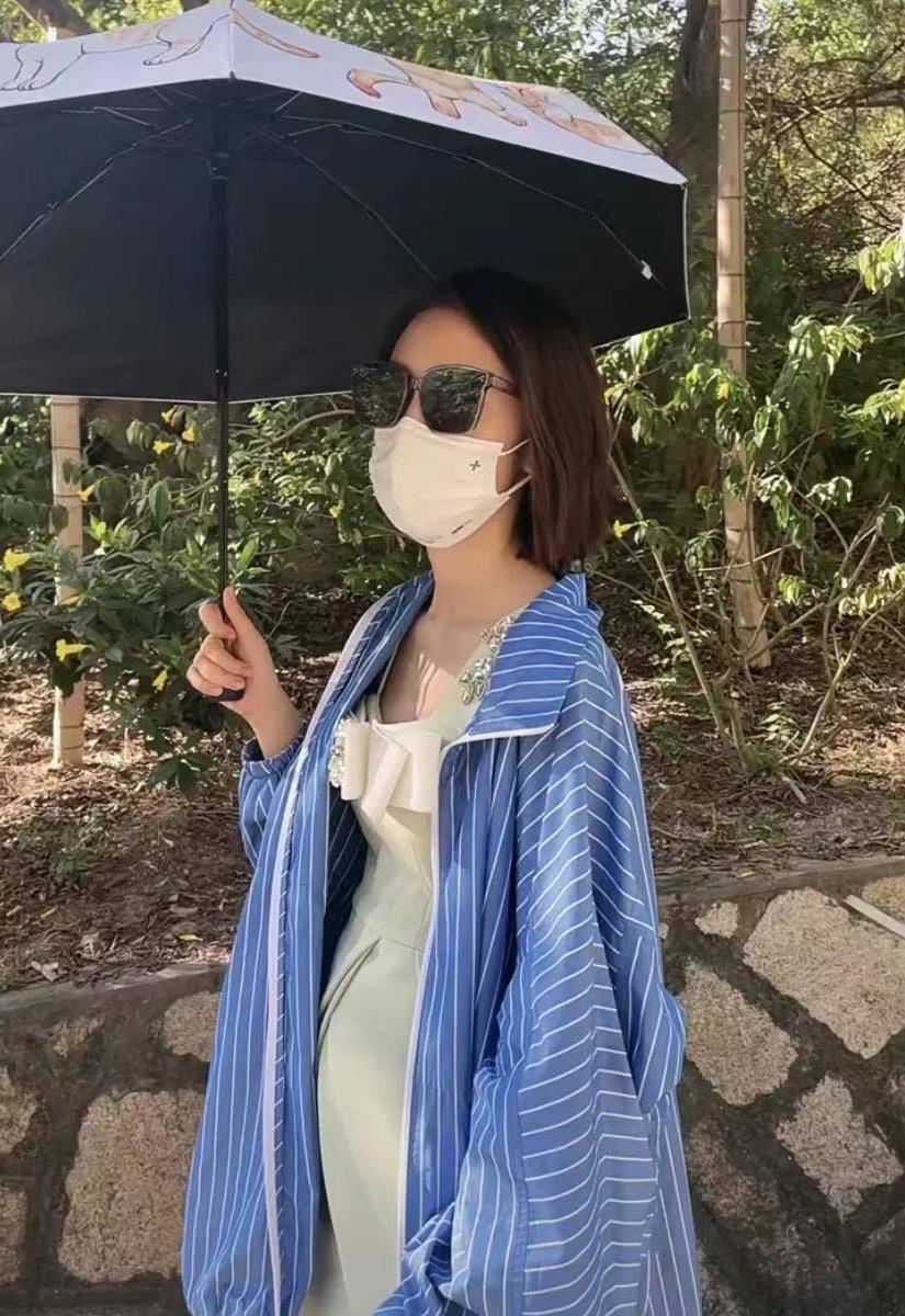 小腹|唐艺昕被疑怀二胎！小腹隆起之外还有疑点，网友称怀孕起码5个月