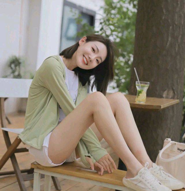 浅色|用精致的穿搭邂逅盛夏，温柔婉约的搭配，释放自身的魅力