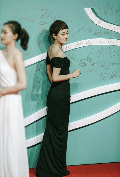 鱼尾|马伊琍的直角肩太优越了，一袭鱼尾抹胸长裙尽显43岁女性魅力