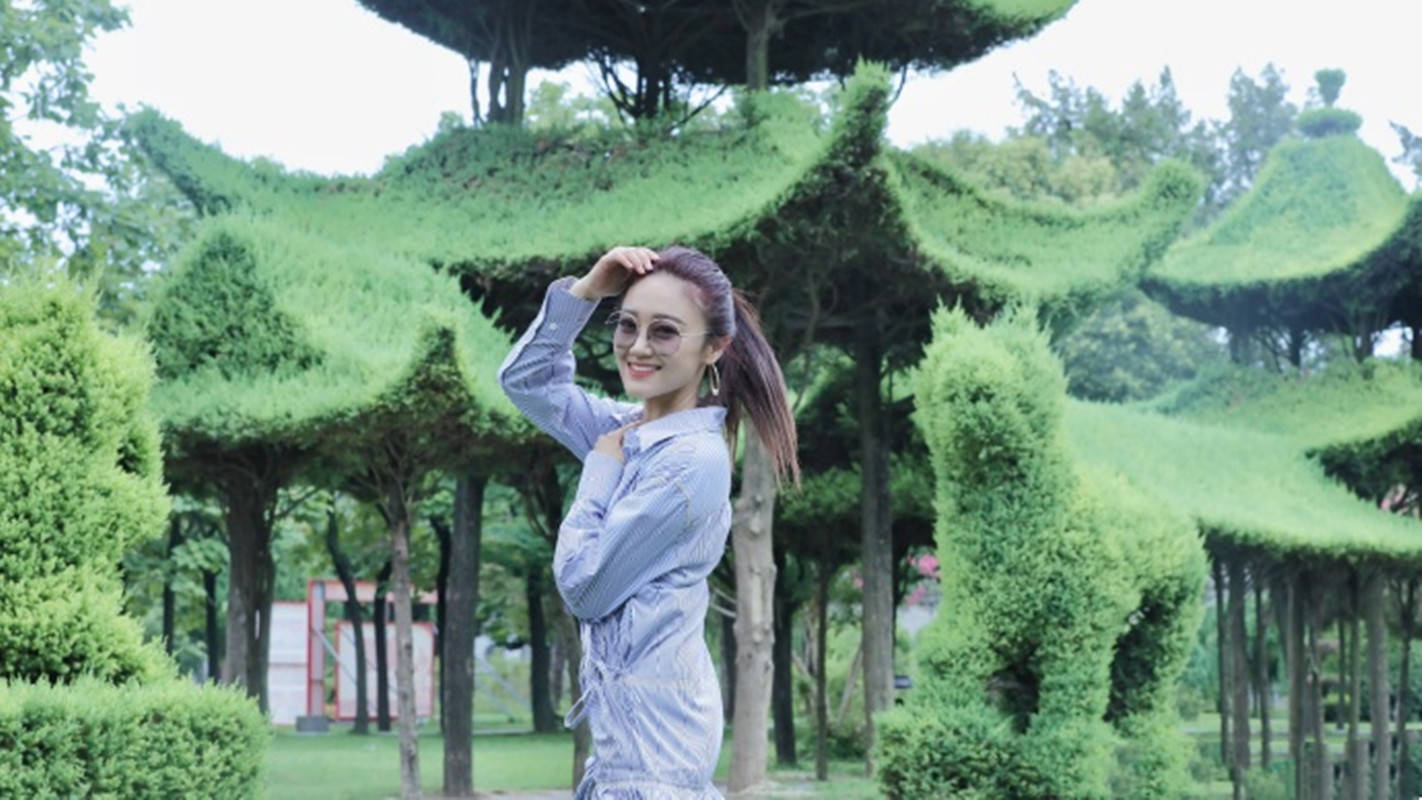 设计|玖月奇迹王小玮身材原来这么好，穿衬衫裙短过膝盖，小细腿真抢镜