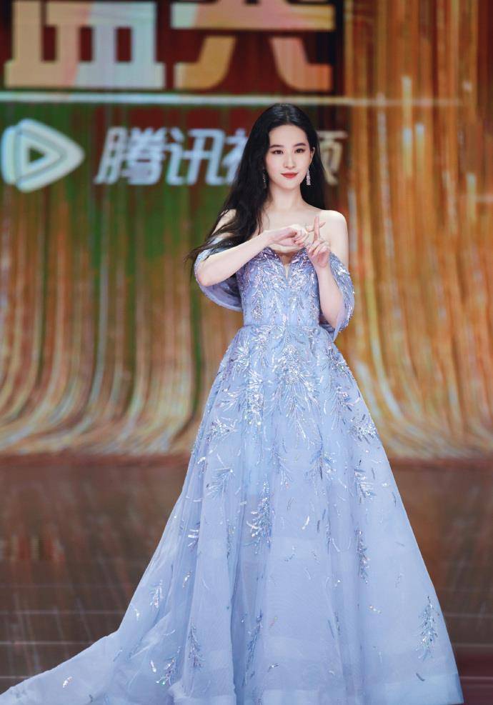 盛典|又是盛典!刘亦菲又仙又欲,杨幂深v撩人,热巴吊带蕾丝艳压全场