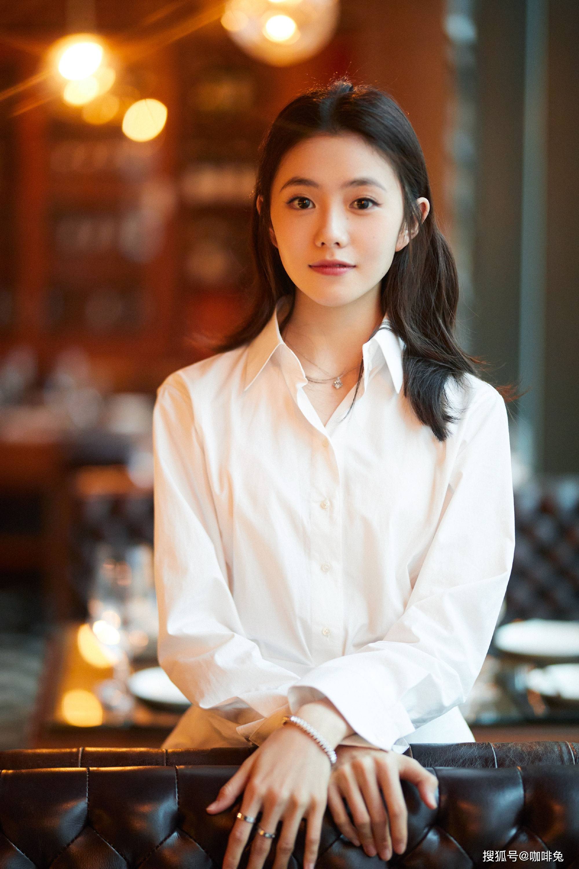 香芋|“谋女郎”刘浩存的时尚品味真不错，未来可期，颜值艳压章子怡