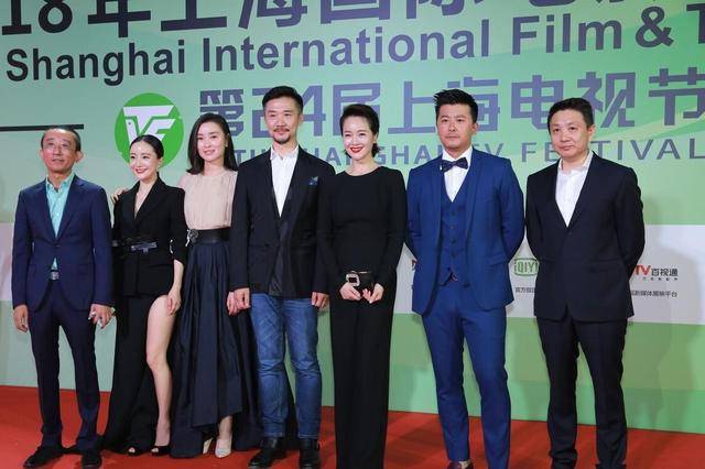 黑色|女明星岁数猜不透，左小青小吴越5岁，穿气质礼裙和同龄人一样