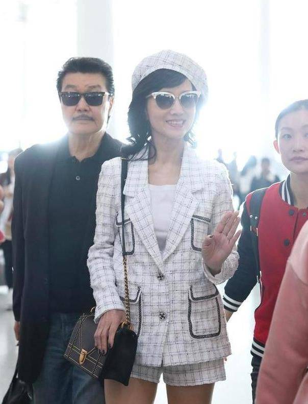 服装|赵雅芝心态不一般，都是奶奶年纪了，还在穿西装裙！