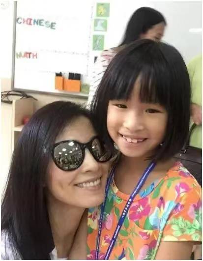 林佳陵|张庭跳天鹅舞打扮靓丽四肢修长,女儿却穿着邋遢,被嘲不是好妈妈