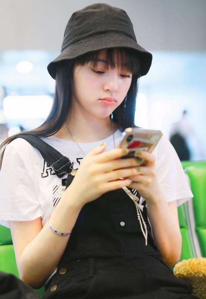 因为|欧阳娜娜看起来还是很娇嫩的！婴儿肥脸+吊带裤，学生范都出来了