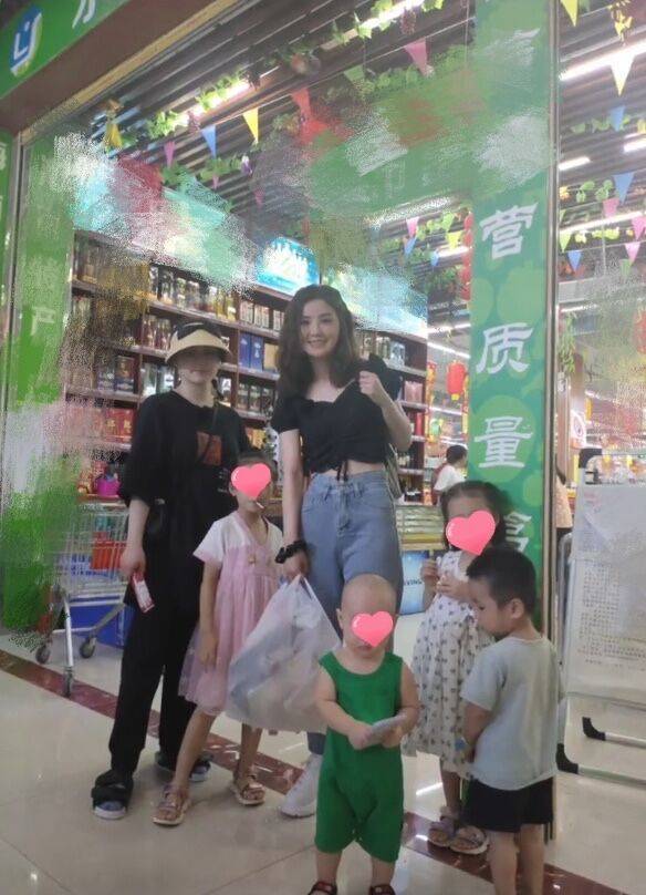 体重|Twins合体现身机场,阿娇不爱打扮乱穿衣,低调得像阿Sa助理