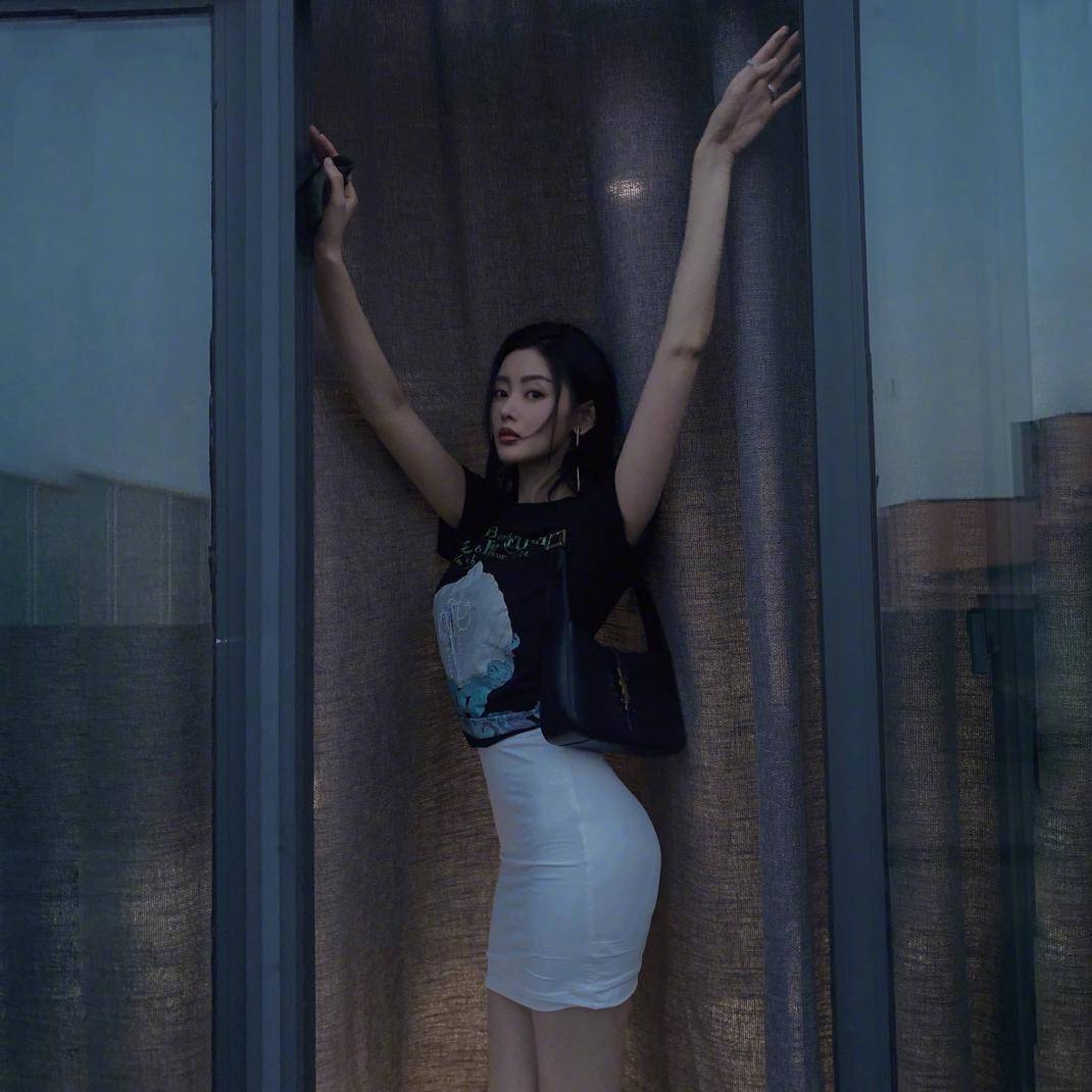 张天|张天爱瘦而不柴！把包臀裙的精髓穿出来了，“大写的S”好迷人