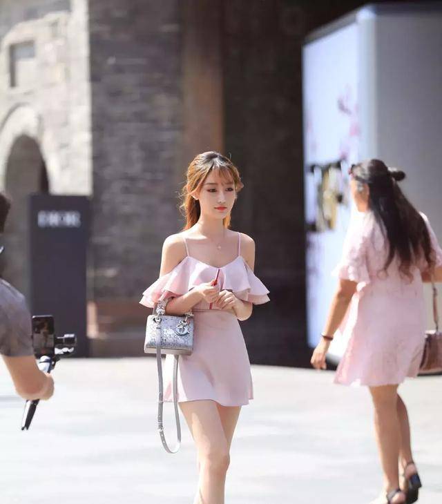 设计|炎热的夏天来件吊带裙，荷叶边气质又遮肉，解锁魅力新穿搭