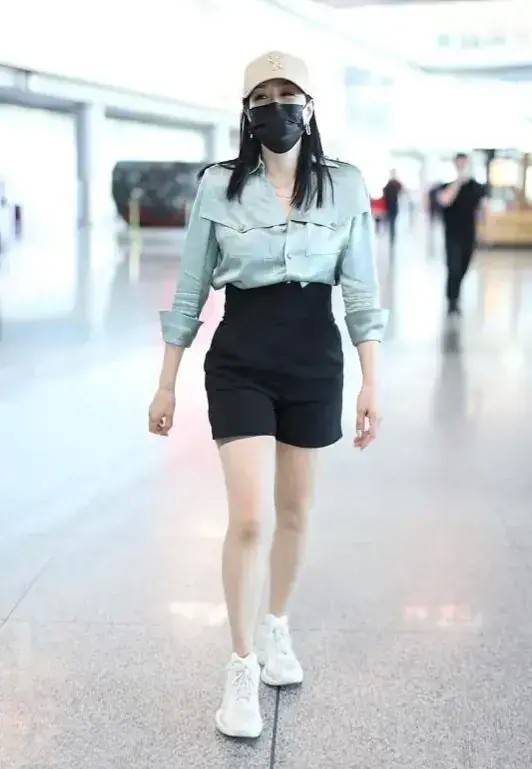 服装|钟丽缇引领70后穿搭潮流！真丝衬衫配“爸爸裤”，时髦显瘦有格调