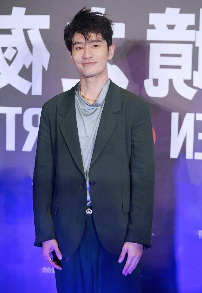 卡通|黄晓明“去油”后放得开,43岁穿卡通T恤扮少年,厚底鞋太显心机