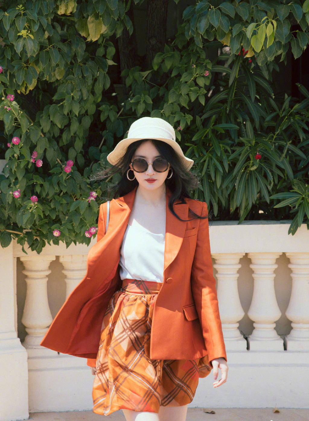 发型|刘亦菲就是会穿，一款西服搭配超短裙白T恤，大长腿实力抢镜