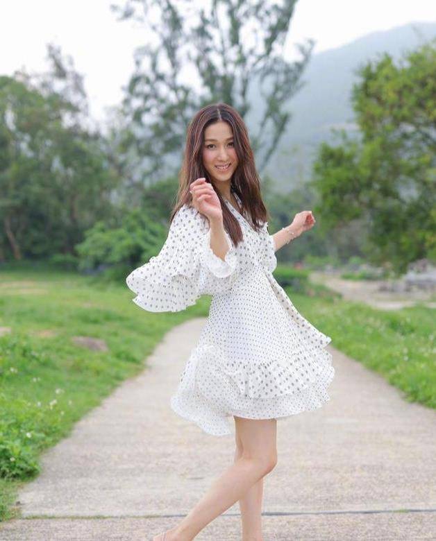 钟嘉欣|钟嘉欣瘦了，白色连衣裙优雅清新，却缺了一点少女感