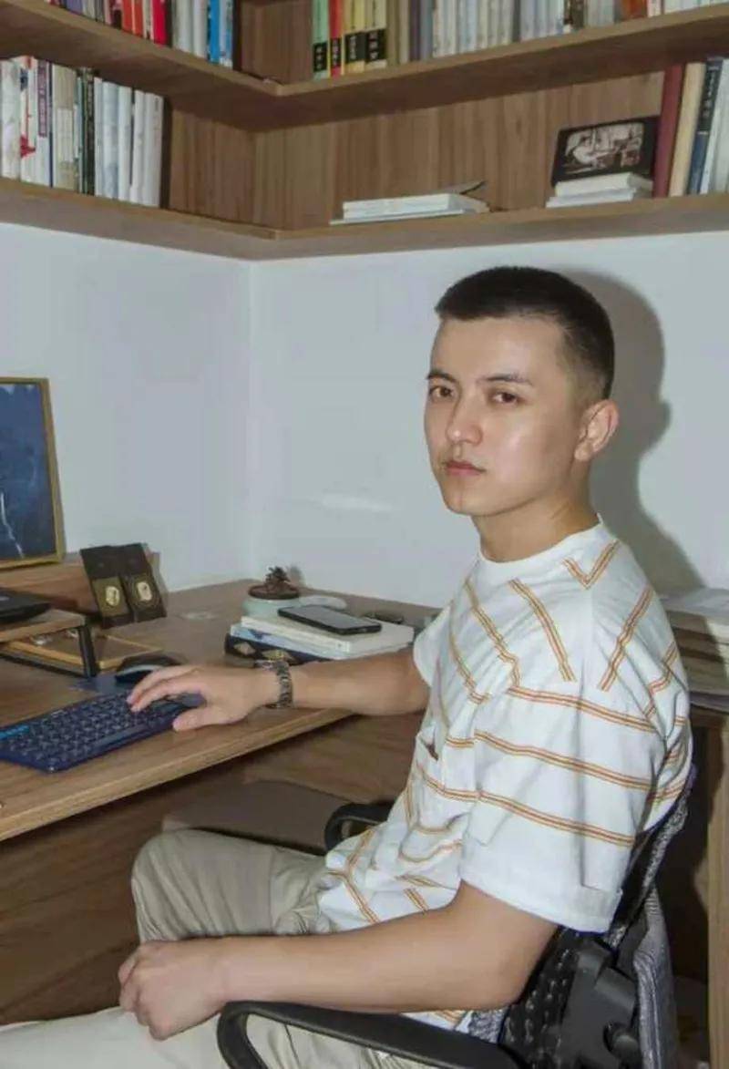 《夜晚的潜水艇》是作家陈春成的首部短篇小说集,文章起初是发表在