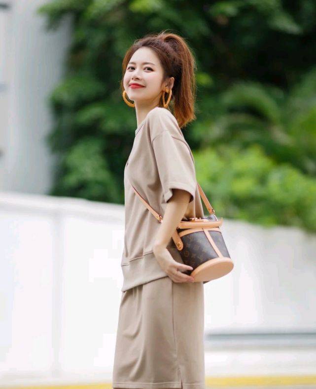 夏天|在炎热的夏天，穿上清新凉爽的服装，可以给人舒适又治愈的感觉