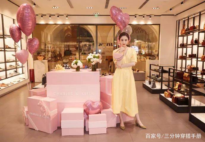 好身材|又被娜扎给惊艳到了，明黄色连衣裙超气质，却意外和刘亦菲撞衫了