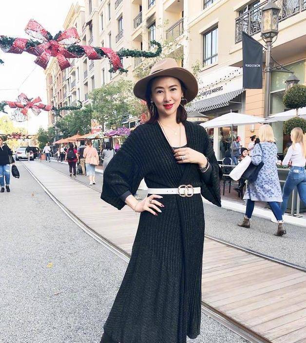 自拍|翁虹是真的老了，穿运动服和猫猫自拍，美颜滤镜也难掩中年气质