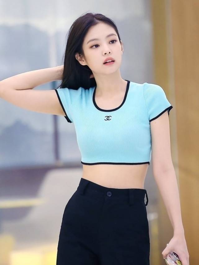 黑色|“人间香奈儿”金智妮，穿蓝色露脐装潮流个性，配西裤显小蛮腰！