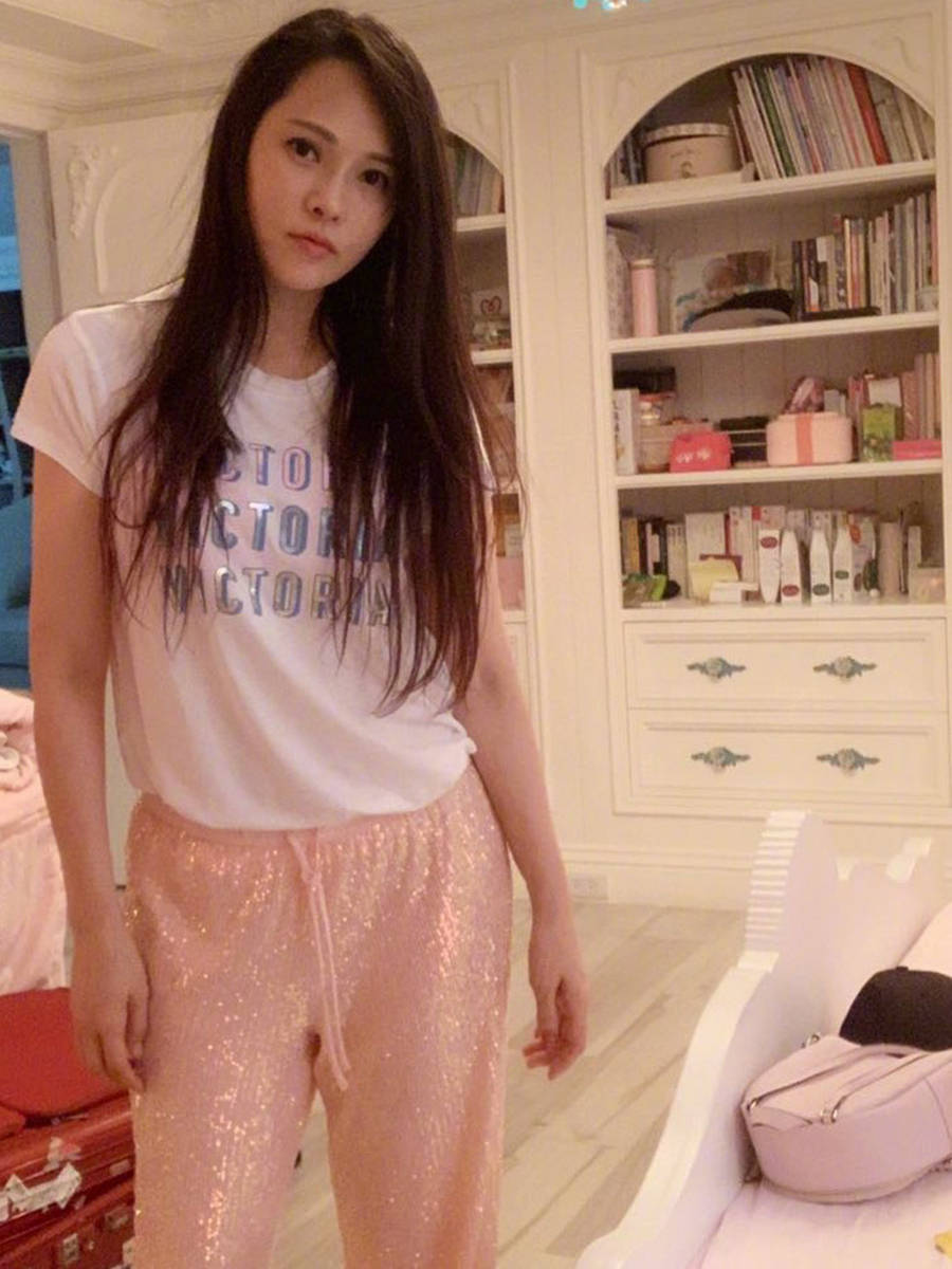 前卫|伊能静真有50岁？穿休闲装活力，换上粉色薄纱裙更少女！