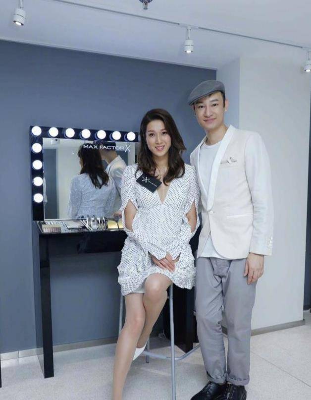 钟嘉欣|钟嘉欣瘦了,白色连衣裙优雅清新,却缺了一点少女感