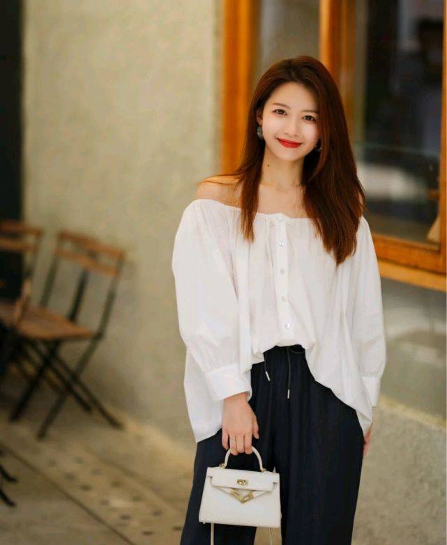 夏天|在炎热的夏天，穿上清新凉爽的服装，可以给人舒适又治愈的感觉