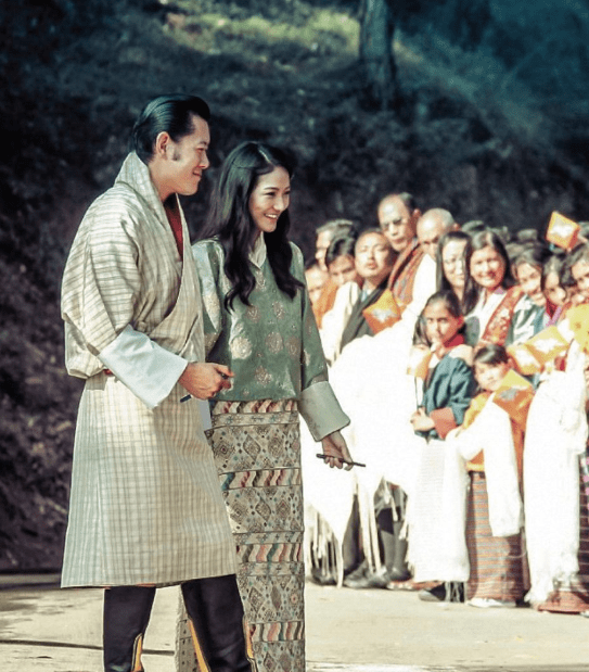 因为|不丹王后怀二胎变调皮,躲在国王身后藏着孕肚,偏要穿绣花高跟鞋